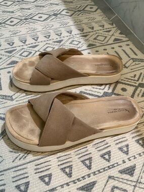 Koolaburra by UGG Carenza Flat Platform Slide Sandal Woman’s size 8